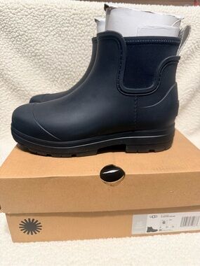 UGG Short Black Chelsea Rain Boot
